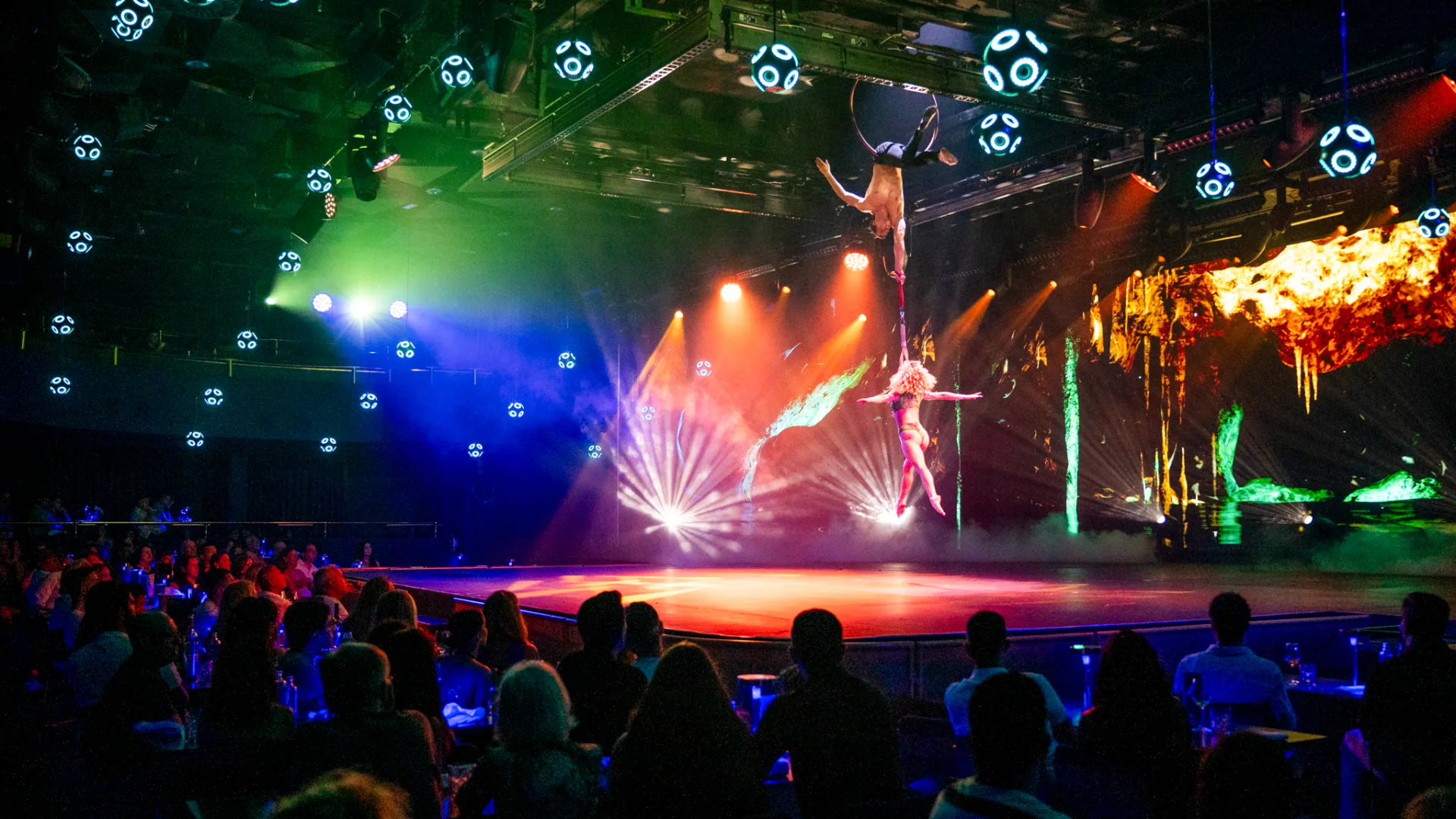 acrobacia-aerea-aro-luces-sala-scala-1.webp
