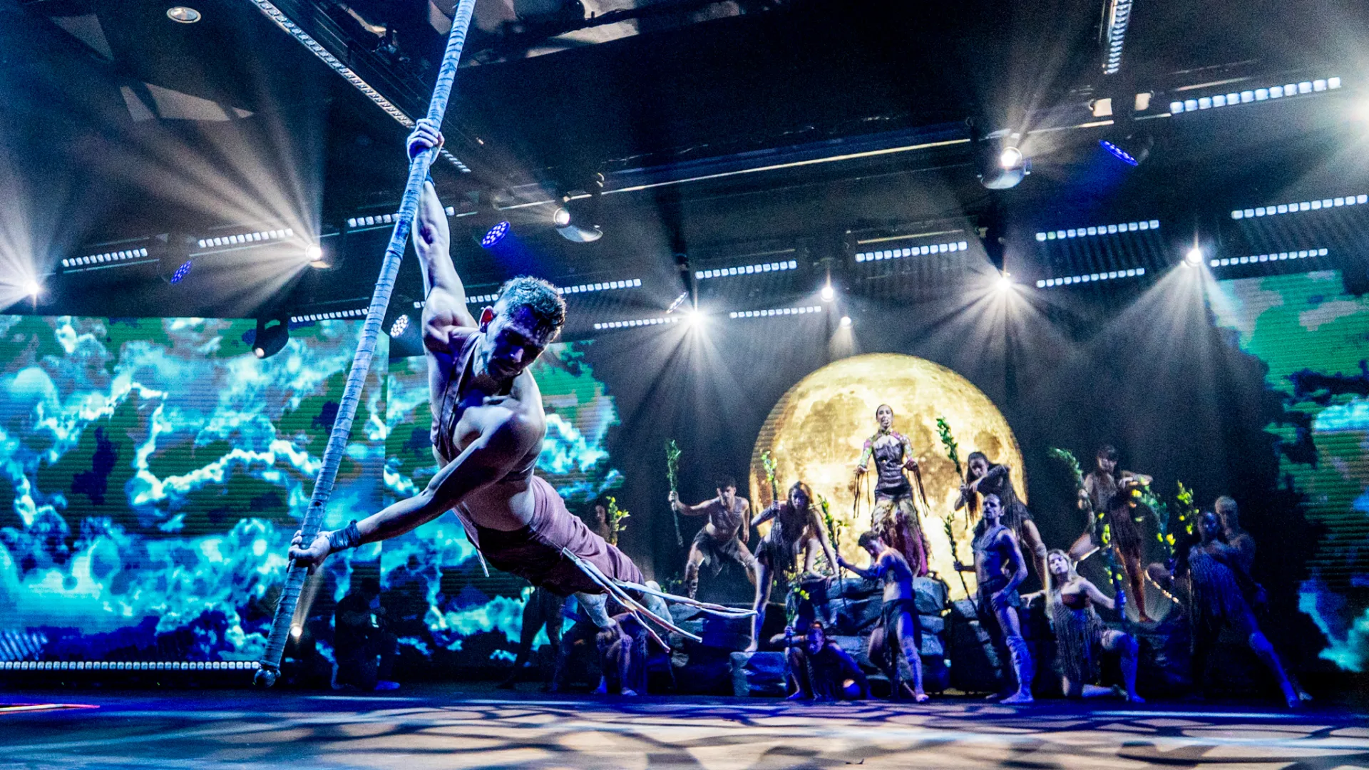 acrobacia-aerea-espectaculo-sala-scala-gran-canaria.webp