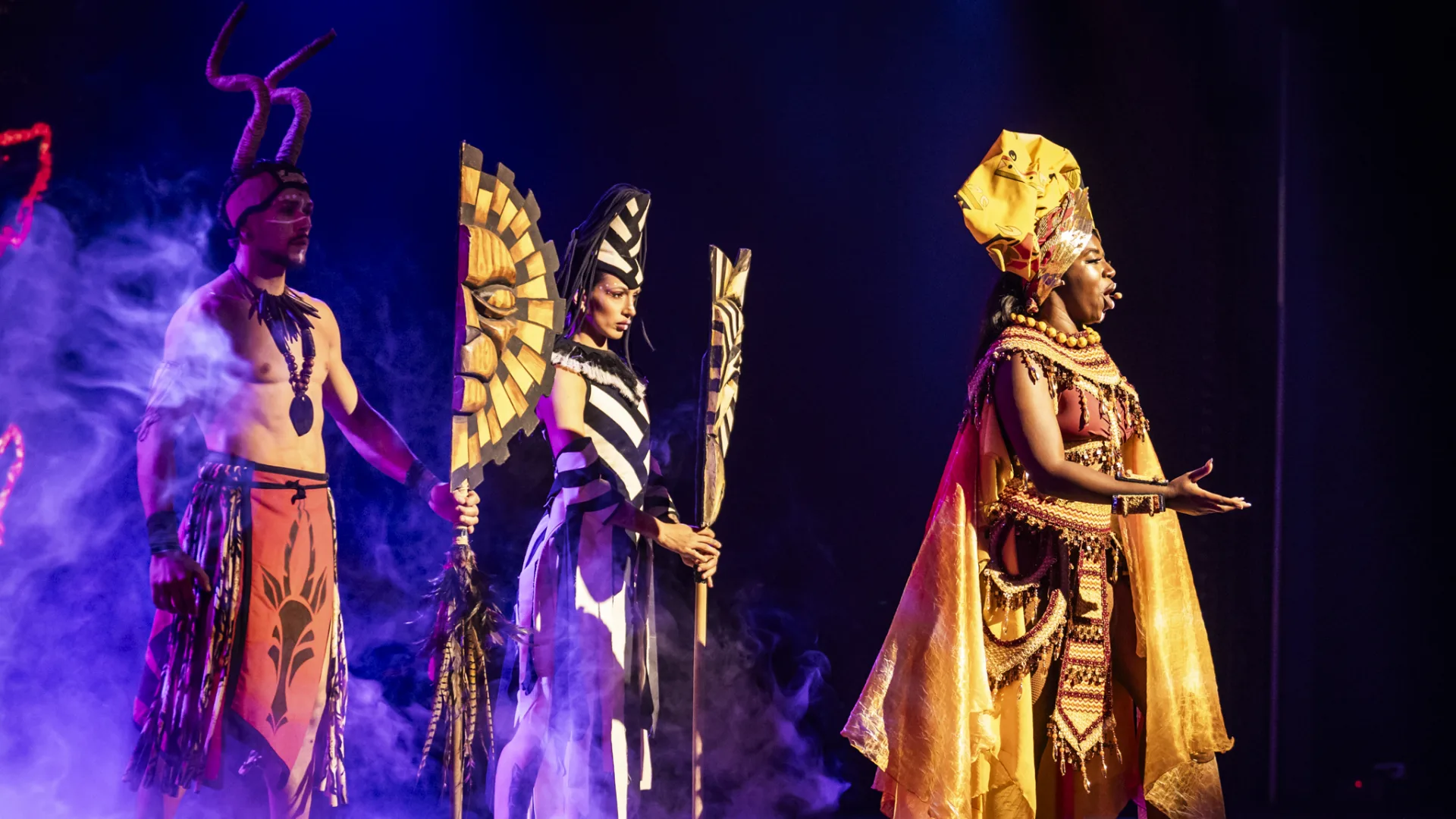 personajes-vestuario-tribal-espectaculo-sala-scala.webp