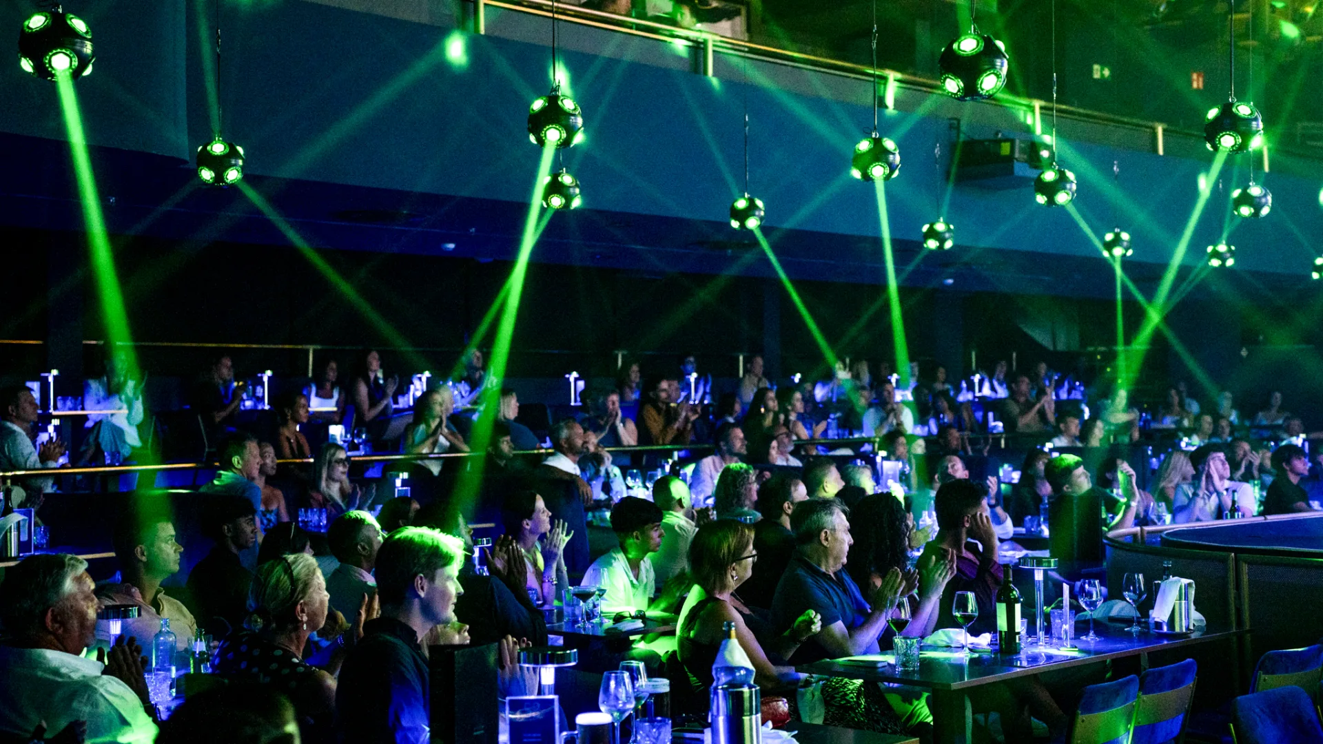 publico-sala-scala-gran-canaria-luces-laser-1.webp