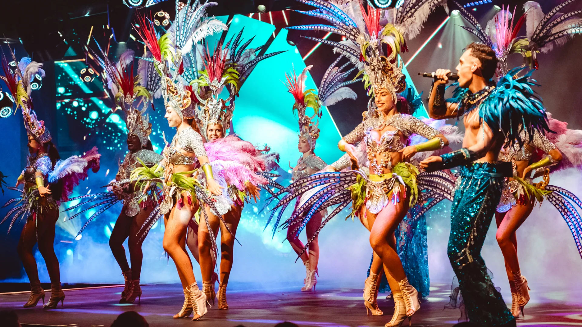 show-plumas-samba-cantante-sala-scala-gran-canaria-1.webp