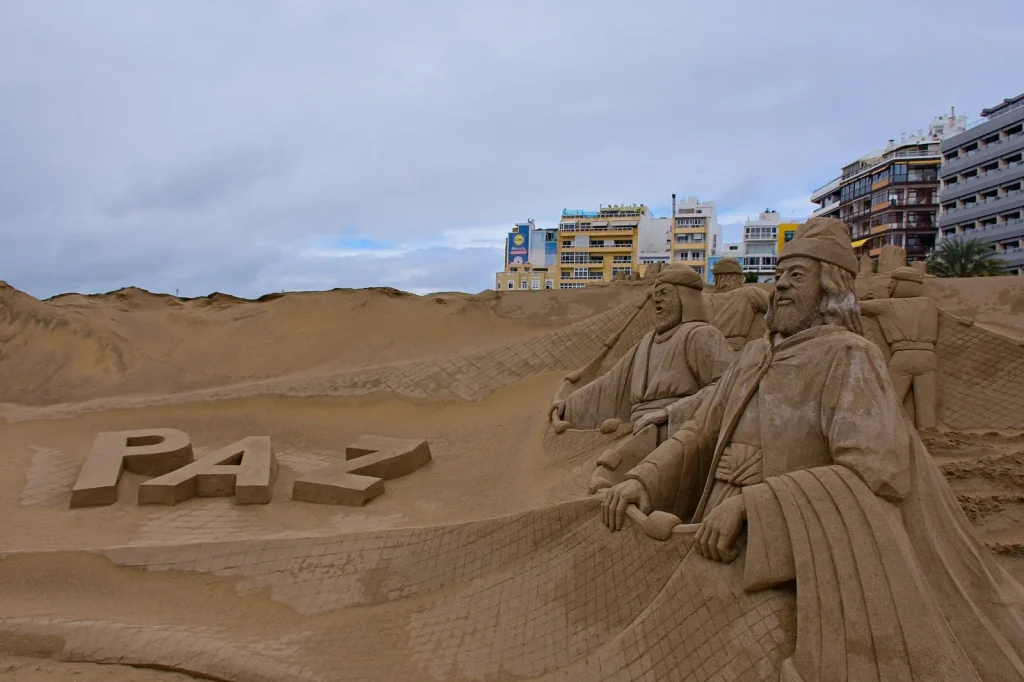 Figuras del belén de arena en la playa de Las Canteras, Las Palmas de Gran Canaria, en Navidad