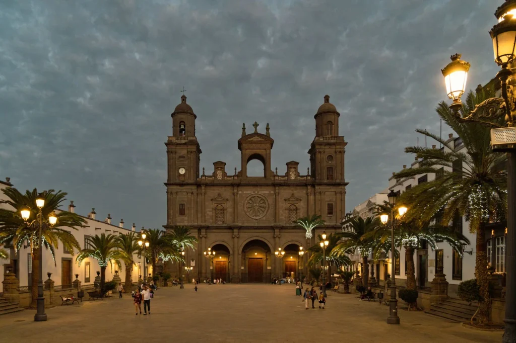 Catedral de Santa Ana y plaza de Vegueta al anochecer, Las Palmas de Gran Canaria